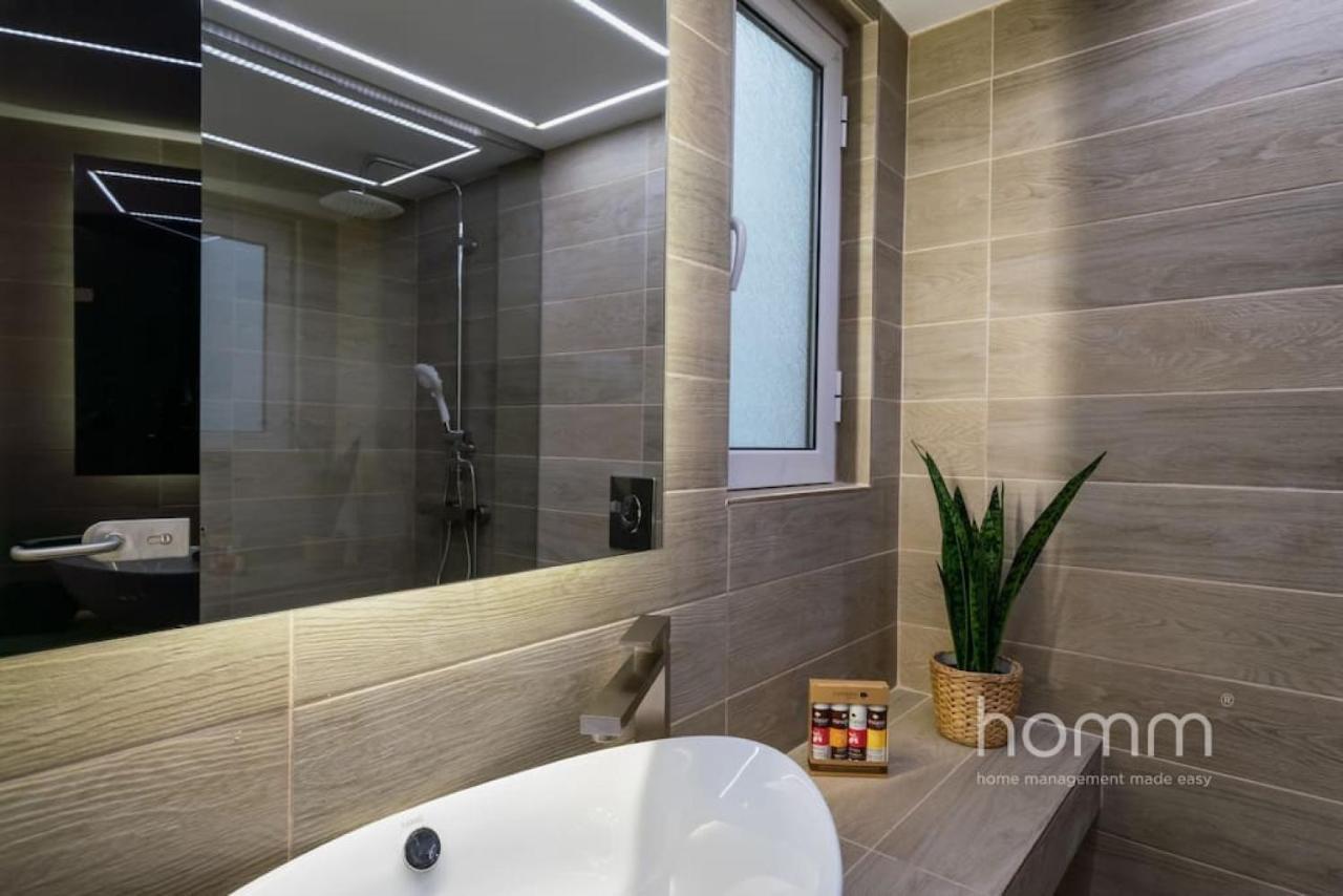 34Sqm Minimal Homm Apartment With Acropolis View Athen Eksteriør billede